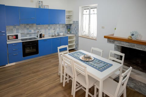 Coffee/tea facilities, Kitchen or kitchenette, Dining area, dishwasher, microwave, oven, stove