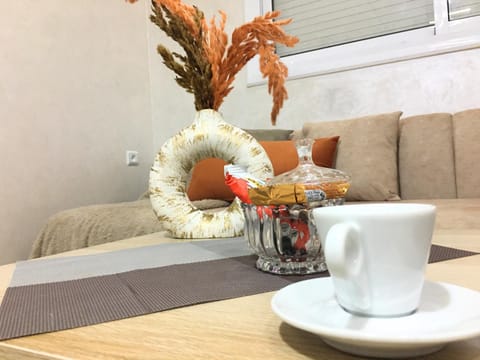 Coffee/tea facilities, Living room, Seating area, Dining area
