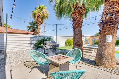 Outdoor Oasis with Pool Pink Palm Springs Paradise! House in Palm Springs