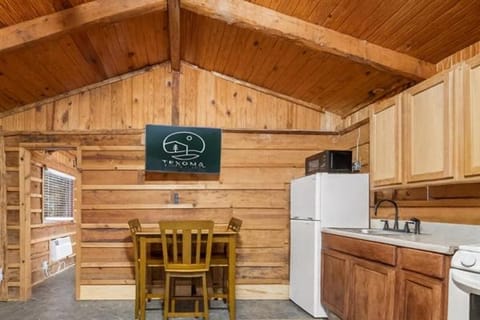 Wooden suite #5 Hotel in Lake Texoma