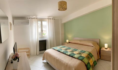 Bed, TV and multimedia, Bedroom, wardrobe, air conditioner