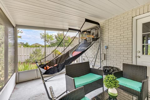 Pet-Friendly Home with Lanais, Near Dtwn Tampa! House in Seffner