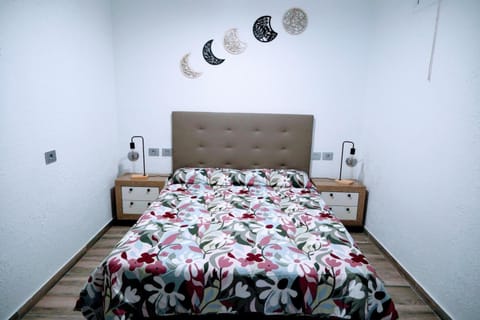 Photo of the whole room, Bedroom