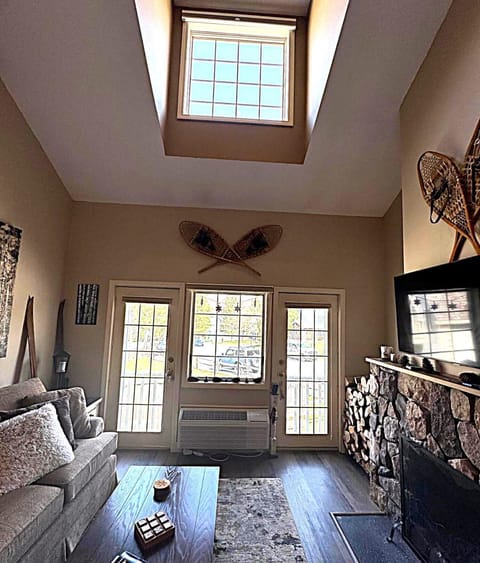 Luxury Jiminy Ski On Off Village Ctr Condo Sleeps4 Apartment in Lanesborough