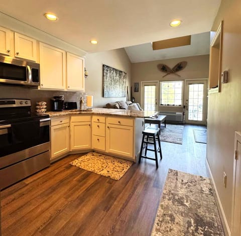 Luxury Jiminy Ski On Off Village Ctr Condo Sleeps4 Apartment in Lanesborough