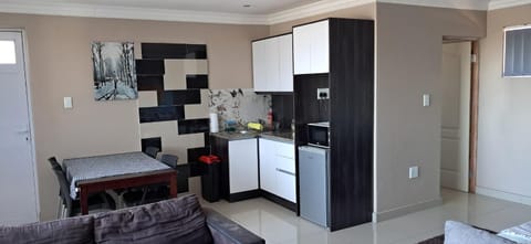 Kitchen or kitchenette, Seating area, Dining area
