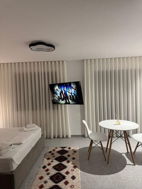 Bed, TV and multimedia, Living room, Photo of the whole room, Seating area, Bedroom