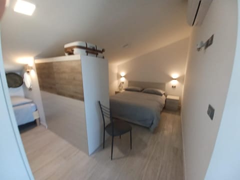Villa Paolo attico appartamento loft matrimoniale piu singolo diviso da armadi,piu divano letto singolo Apartment in Loano