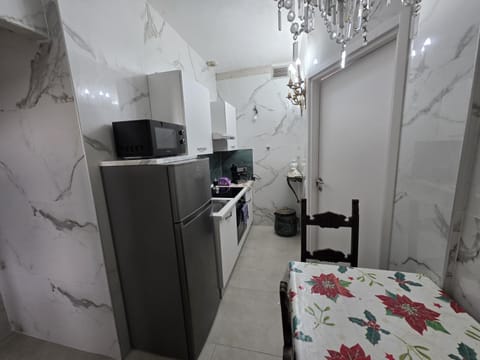 Kitchen or kitchenette, Dining area, minibar, oven, stove
