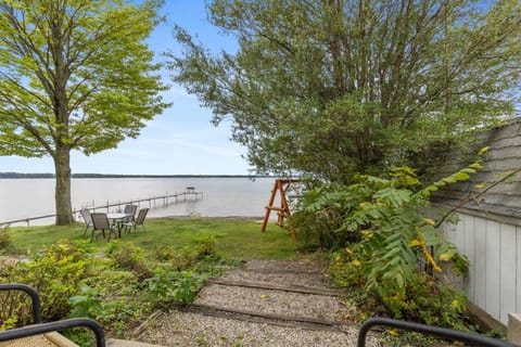 Ground Level Lakeview Room with 1 Double bed suite Inn in Michigan