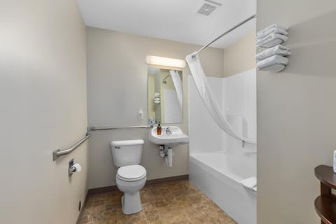 Ground Level Lakeview Room with 1 Double bed suite Inn in Michigan