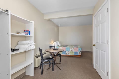 Ground Level Lakeview Room with 1 Double bed suite Inn in Michigan