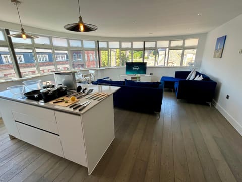 TV and multimedia, Kitchen or kitchenette, Seating area, Dining area, Food