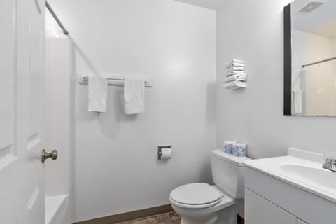 Cozy Lakeview suite with Kitchenette Inn in Michigan