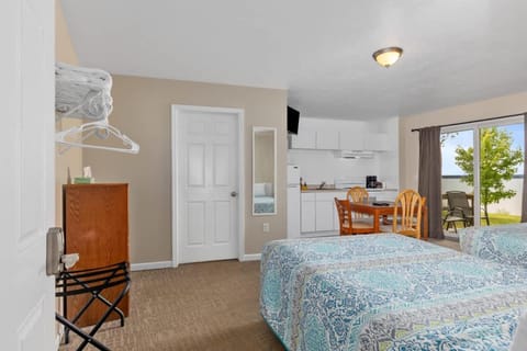 Cozy Lakeview suite with Kitchenette Inn in Michigan