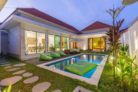 Property building, Patio, Garden, Garden view, Pool view, Swimming pool, sunbed
