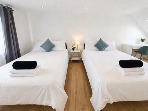 Bed, Bedroom, towels