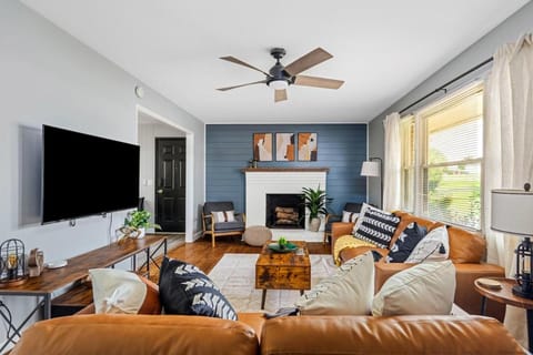 Communal lounge/ TV room, TV and multimedia, Living room, Seating area, Evening entertainment