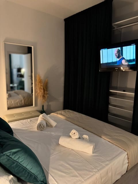 Bed, TV and multimedia, Photo of the whole room, Bedroom, towels
