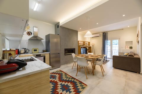 Coffee/tea facilities, Kitchen or kitchenette, Seating area, Dining area, dishwasher, fireplace, oven, stove, toaster