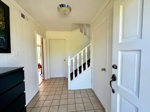 2 Bedrooms Garden Suite with Living Room, Kitchen and Laundry near YVR Airport, Transit and Shopping Mall Bed and Breakfast in Richmond