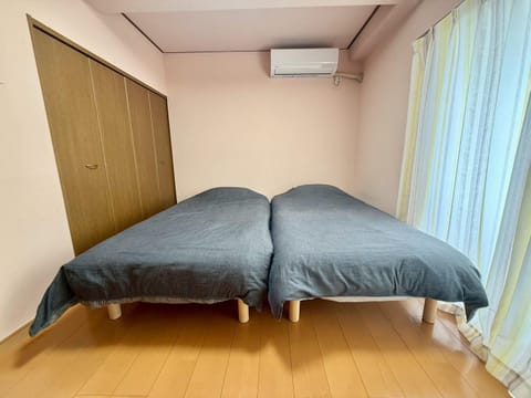 Property building, Bed, Bedroom