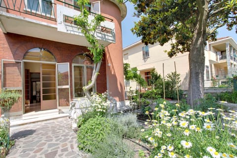 Facade/entrance, Garden