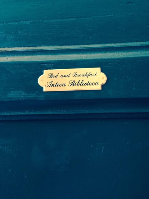 Facade/entrance, Decorative detail, Logo/Certificate/Sign, Internal: Not applicable to any particular room