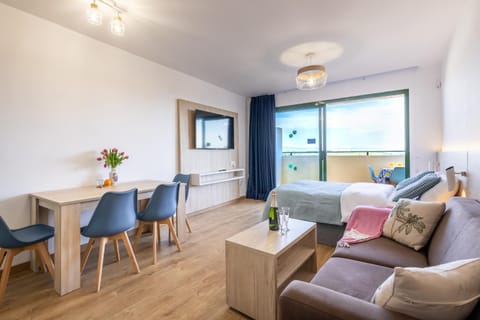 Bed, TV and multimedia, Living room, Dining area