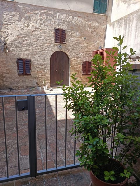 Property building, Garden, Balcony/Terrace