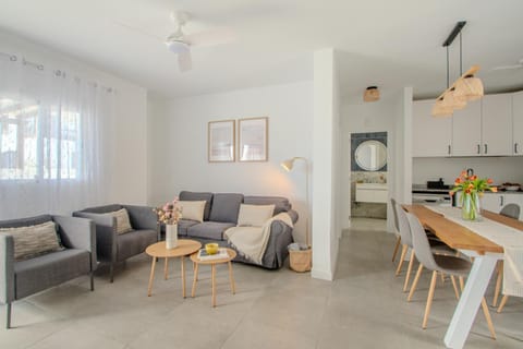 Communal lounge/ TV room, Bathroom, TV and multimedia, Living room, Lounge or bar, Decorative detail, Dining area