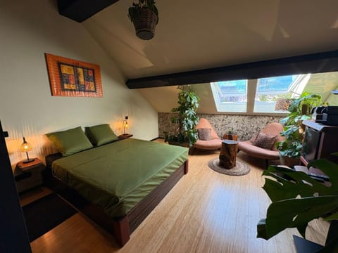 Photo of the whole room, Bedroom