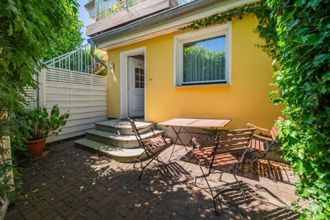 Property building, Patio, Spring, Day, Garden, Garden view