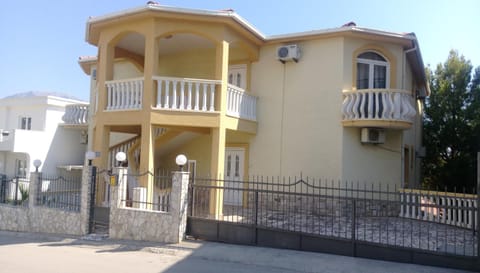 Property building, Balcony/Terrace, Quiet street view, Parking