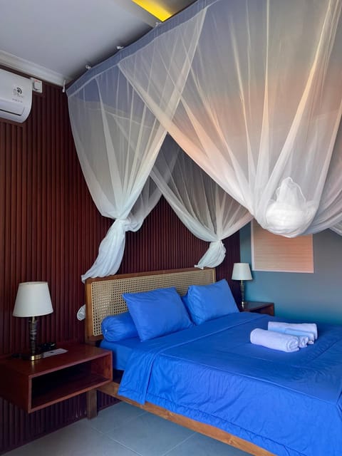 Bed, Bedroom, towels, air conditioner