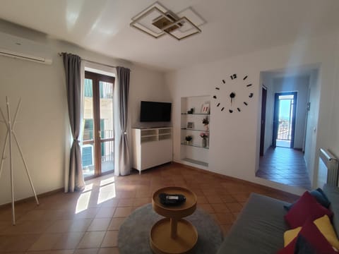 Communal lounge/ TV room, TV and multimedia, Living room, Seating area