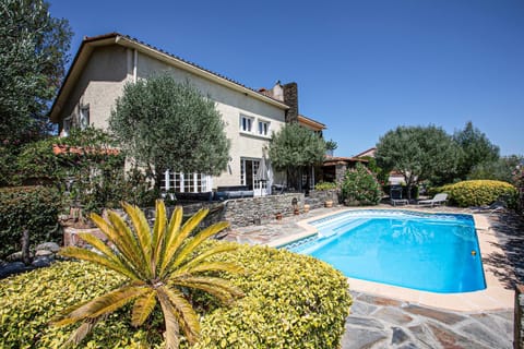 Property building, Garden, Swimming pool