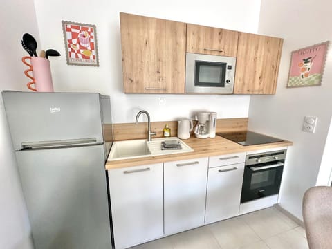 Coffee/tea facilities, Kitchen or kitchenette, microwave, oven, stove