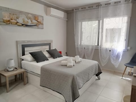 Bed, towels