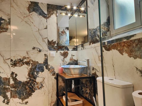 Bathroom, Decorative detail