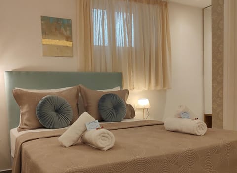 Bed, Decorative detail, towels