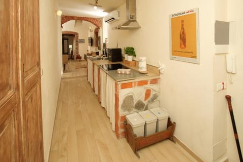 Kitchen or kitchenette, air conditioner