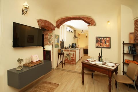 TV and multimedia, Kitchen or kitchenette, Living room, Seating area, Dining area