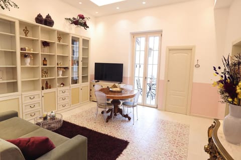 TV and multimedia, Living room, Seating area, Evening entertainment