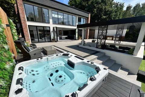 Property building, Patio, Hot Tub, Hot Tub
