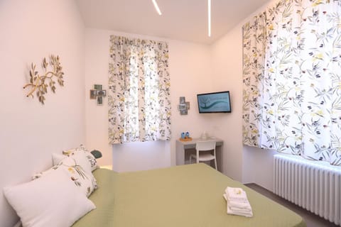 Bed, TV and multimedia, Photo of the whole room, Bedroom, towels