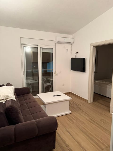 Property building, TV and multimedia, Living room, Photo of the whole room, Seating area, Bedroom, air conditioner