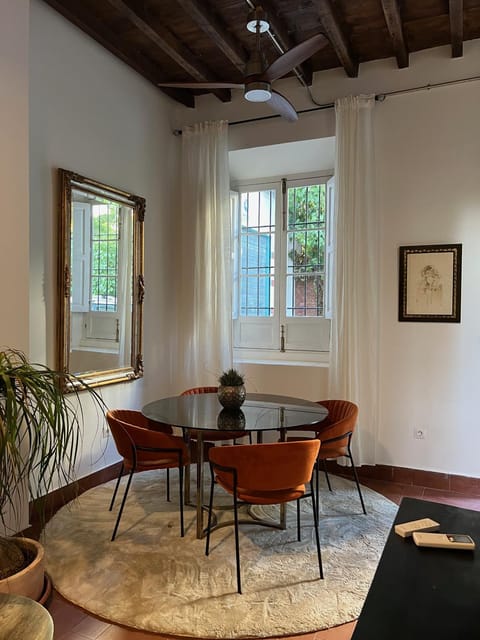 Seating area, Dining area