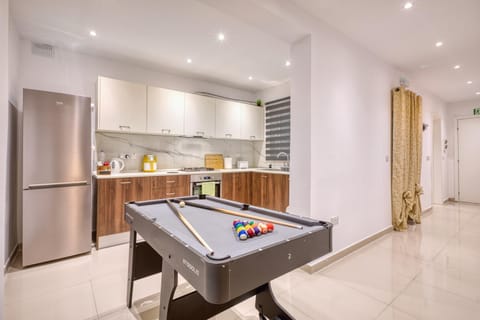 Billiard, Kitchen or kitchenette, oven