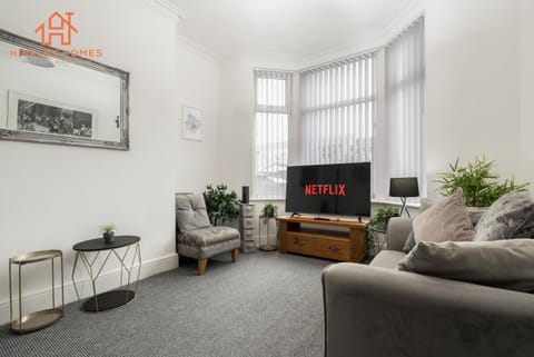 9 Guests, 4 Bedrooms, Modern Comfort in Bootle Apartment in Liverpool